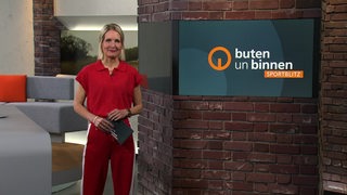 Sportmoderatorin Janna Betten im Studio von buten un binnen