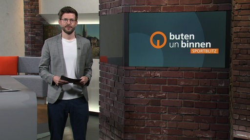 Sportblitzmoderator Niko Schleicher im Studio von buten un binnen.