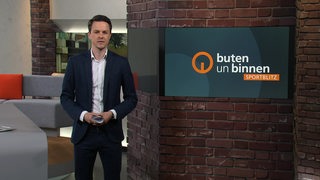 Sportblitz Moderator Yannick Lowin im Studio von buten un binnen.