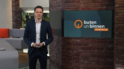 Sportblitz Moderator Yannick Lowin im Studio von buten un binnen.