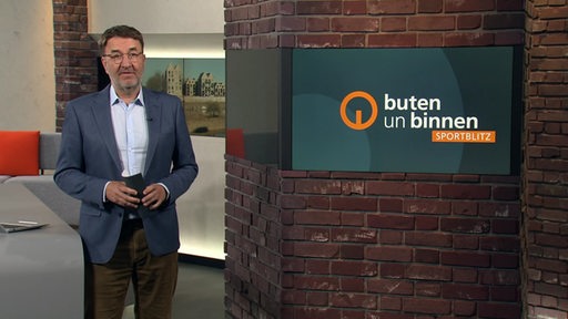 Der Sportblitzmoderator Jan-Dirk Bruns im Studio von buten un binnen