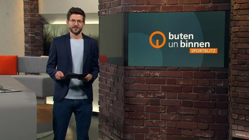Moderator Niko Schleicher im Sportblitz-Studio von buten un binnen
