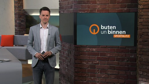 Moderator Janos Kereszti im Studio von buten un binnen.