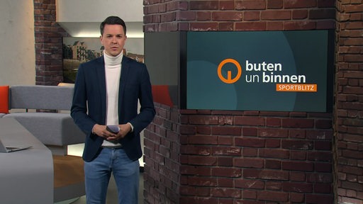 Moderator Yannick Lowin im Sportblitz-Studio von buten un binnen