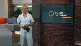 Moderatorin Janna Betten im Sportblitz Studio von buten un binnen