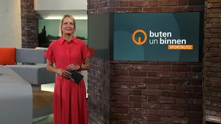 Sportblitz Moderatorin Janna Betten im Studio von buten un binnen.