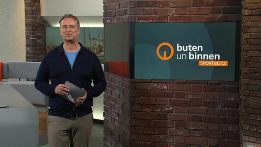 Der Sportblitz Moderator Stephan Schiffner im Studio von buten un binnen