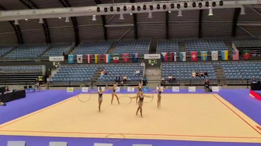 Die deutschen Junioren-Sportgymnstinnen bei ihrer Reifen-Übung auf der Fläche beim internationalen Turnier in Portimao in Portugal.