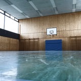 Spuren sind auf dem Boden einer leeren Turnhalle zu sehen.
