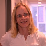 Sportinternatsleiterin Wibke Maitin lächelt während eines Interviews.