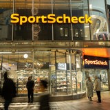 Die beleuchtete Sportscheck-Filiale in der Bremer Innenstadt