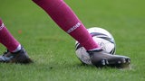 Frauenbundesliga: Fußballerinnenbeine von Werderspielerin am Ball