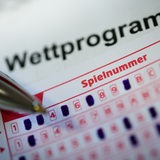  Ein Wettschein zur Abgabe von Sportwetten liegt auf einem Tisch.