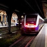Ein Zug der Nordwestbahn steht am Oldenburger Hauptbahnhof.