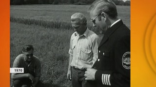 Sprengfachmann Wilhelm Stelter (rechts) und Polizisten auf dem Gelände der Uni Bremen.