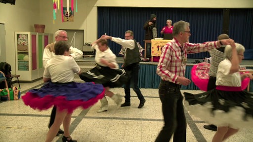 Personen tanzen in einem Raum Square Dance - ein amerikanischer Volkstanz.