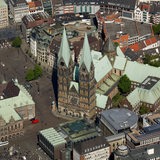Bremen mit St. Petri-Dom aus der Luft gesehen (Archivbild)