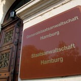 Schild auf dem "Staatsanwaltschaft Hamburg" steht