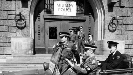 Zu der Zeit ein alltägliches Bild in Bremen: Die US-Militärpolizei. 