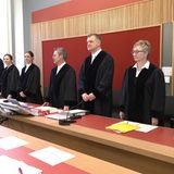 Die Richterinnen des Staatsgerichtshof stehen im Gerichtssaal