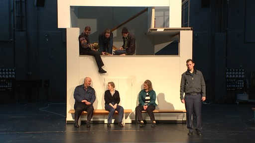 Szene aus dem Theaterstück "Überleben" im Staatstheater Oldenburg.