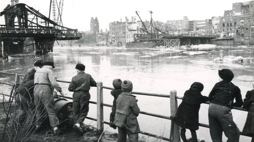 Eisgang auf der Weser, Memorial-Bridge, am Tag nach dem Einsturz, 19.03.1947