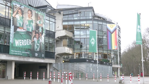 Es ist das Weserstadion von draußen zu sehen.
