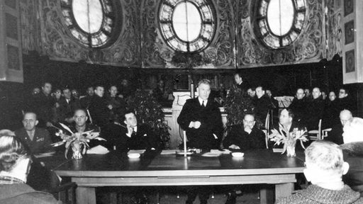 Festakt zur Eingliederung Wesermündes in das Land Bremen, 7.2.1947, Wilhelm-Raabe-Schule, stehend Oberbürgermeister Gerhard van Heukelum, rechts daneben der Präsident des Senats Wilhelm Kaisen 