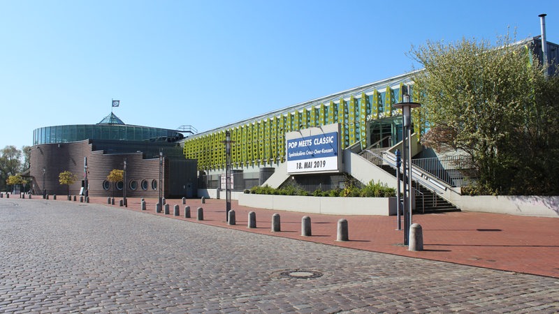 Eine Außenansicht der Stadthalle Bremerhaven.