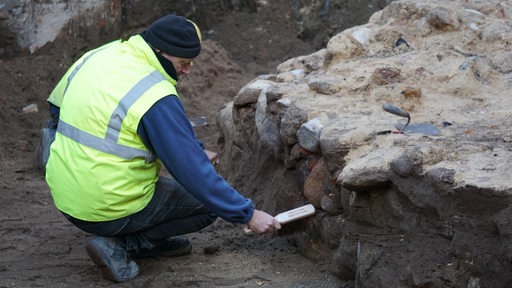 Freigelegte Stadtmauer auf der Baustelle Harms Am Wall