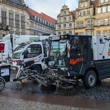 Mehre E-Fahrzeuge der Stadtreinigung stehen auf dem Marktplatz