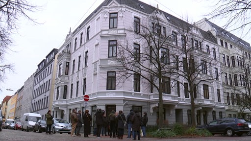 Ein Haus im Goethequartier mit einer Spaziergruppe davor.