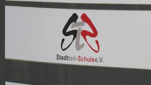 Ein Schild von der Stadtteil-Schule e.V. in Bremen. 