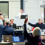 Mitglieder der Stadtverordnetenversammlung bei der Abstimmung in Bremerhaven