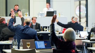 Mitglieder der Stadtverordnetenversammlung bei der Abstimmung in Bremerhaven