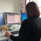 Eine Frau sitzt an einem Computer.