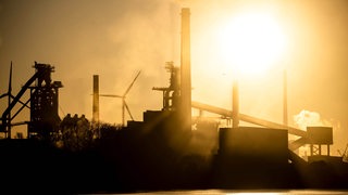 Das Stahlwerk an der Weser im Sonnenaufgang.