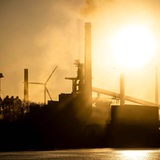 Das Bremer Stahlwerk an der Weser im Sonnenaufgang.