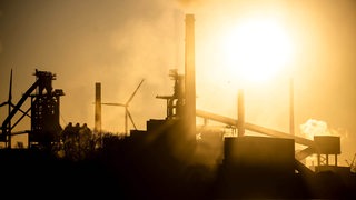 Das Bremer Stahlwerk an der Weser im Sonnenaufgang.
