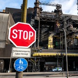 Ein Stoppschild vor dem Stahlwerk von "Arcelor Mittal Bremen". 
