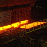 Eine Szene aus der Produktionshalle eines Stahlwerkes. 