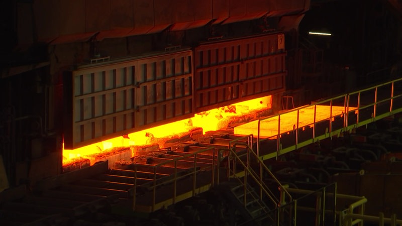 Eine Szene aus der Produktionshalle eines Stahlwerkes. 