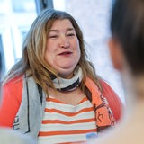Die ehemalige Sozialsenatorin Anja Stahmann unterhält sich