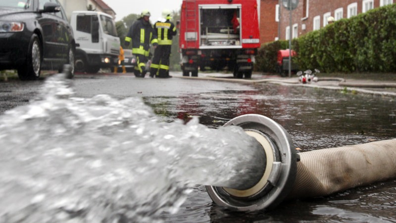 Keller werden durch die Feuerwehr ausgepumpt