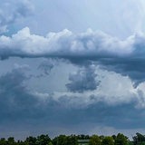 Gewitterwolken sind am Himmel zu sehen. 