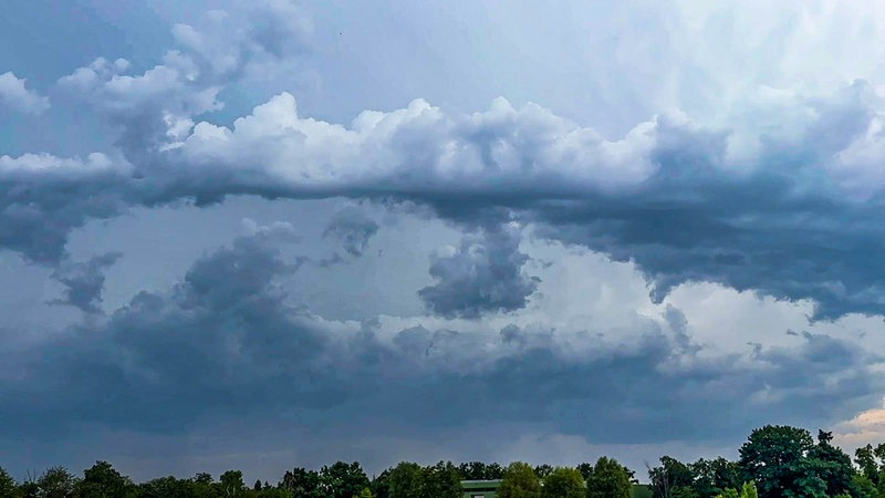 Gewitterwolken sind am Himmel zu sehen. 