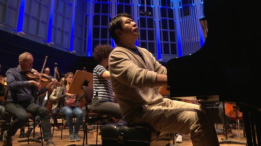 Der Starpianist Lang Lang spielt am Klavier, im Hintergrund die Deutsche Kammerphilharmonie Bremen. 