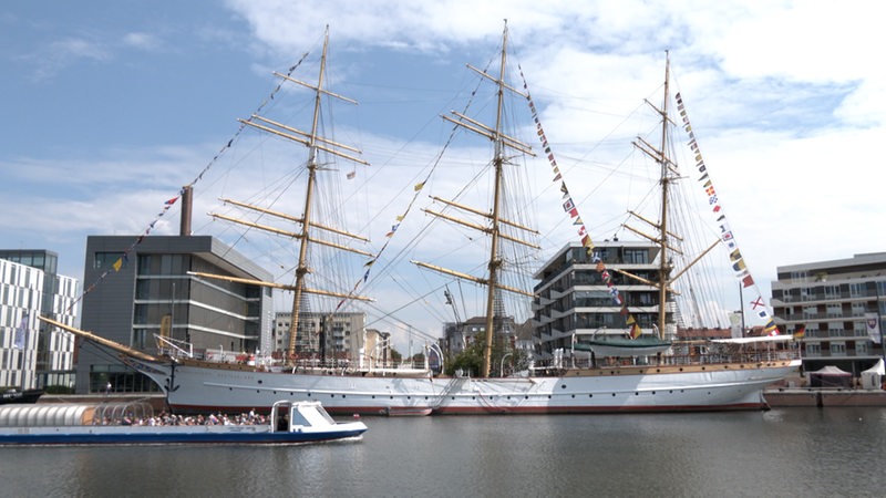 Im Hafen von Bremerhaven liegt ein großes Segelschiff.