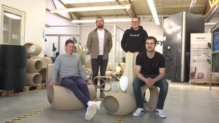 Die vier Gründer des Sturt-ups Vier Freunde haben ihre Jobs gekündigt, um in Ganderkesee ein Start-up zu gründen. Dort fertigen sie nachhaltige Möbel aus dem 3-D-Drucker.