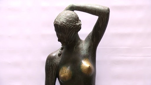 Es ist eine nakte Frauenstatue zu sehen.